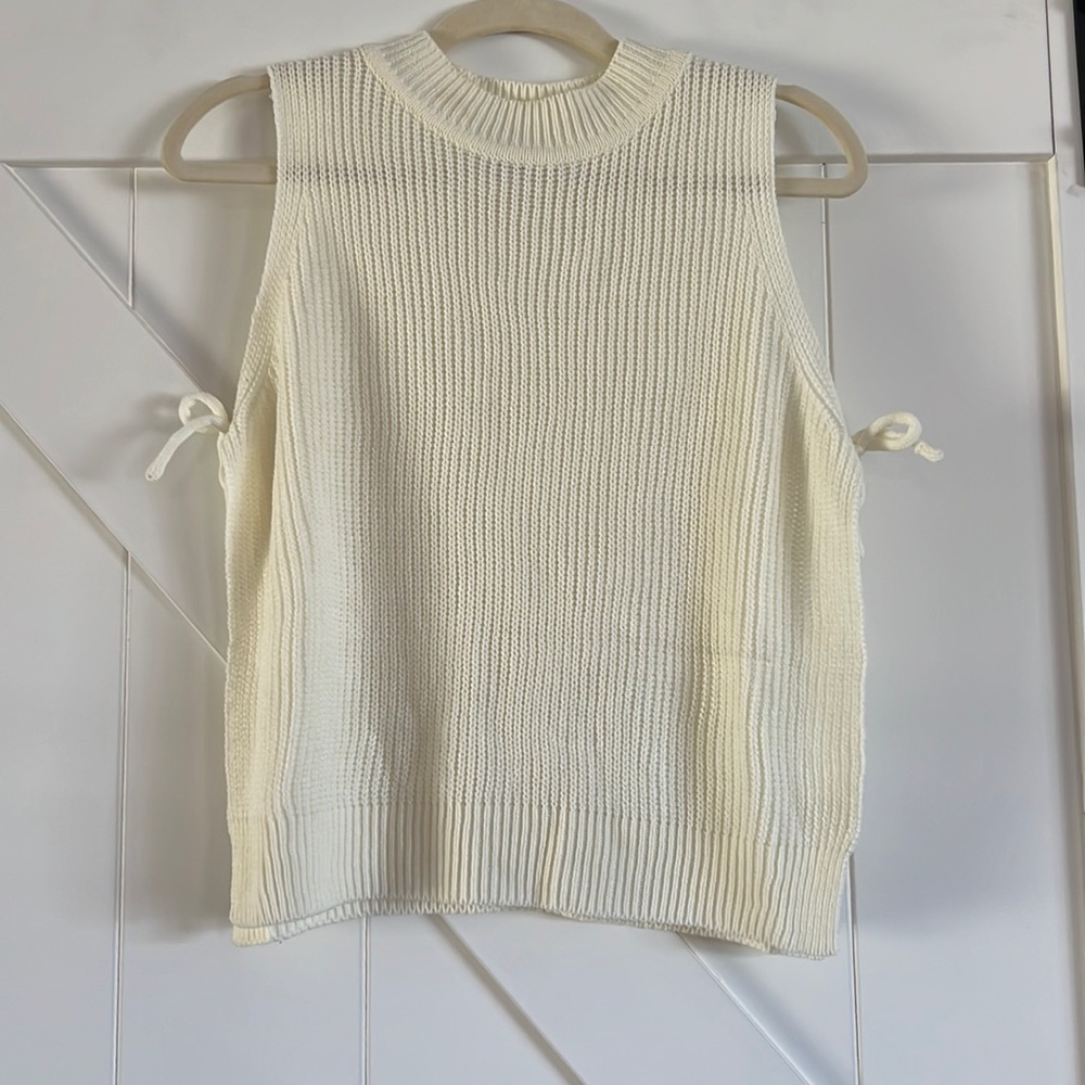 White tank SHEIN slit on both sides size medium